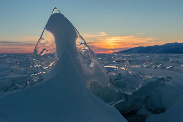 Διαφανή πάγου σε φόντο ηλιοβασίλεμα ουρανό. — Φωτογραφία Αρχείου