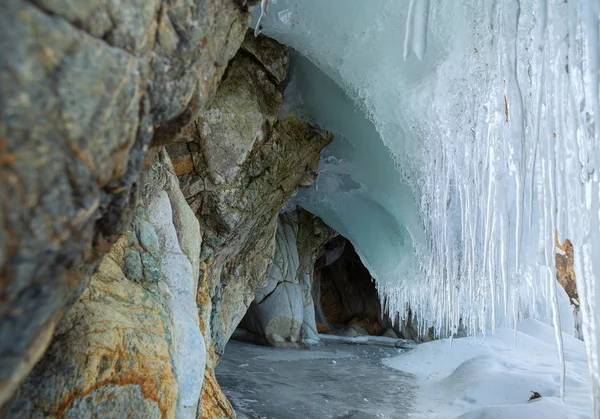 차가워요와 여러 가지 빛깔된 돌 동굴. — 스톡 사진