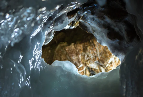 Eisloch in der Grotte. — Stockfoto
