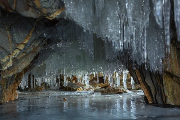 Grotta di pietra multicolore con ghiaccioli . — Foto Stock