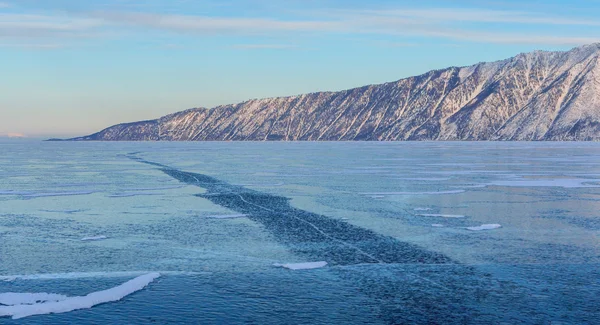 A Bajkál-tó és a Szent a orra félsziget átlátszó jég. — Stock Fotó