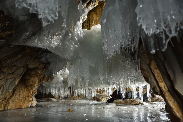 Grotte en pierre multicolore avec glaçons . — Photo