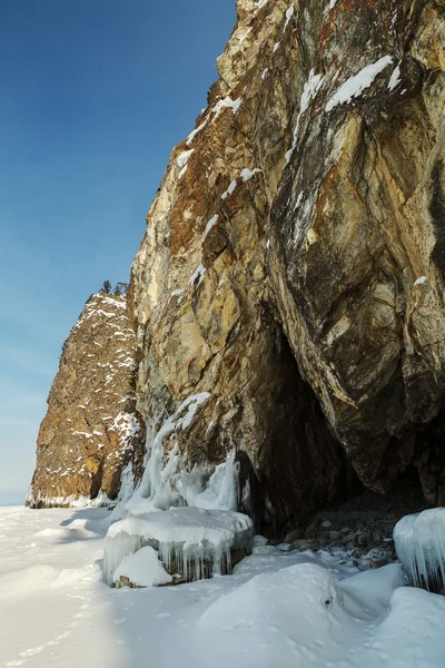 Höhle im Fels mit Eiszapfen. — Stockfoto