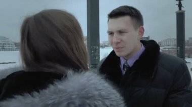 Adam onun varlık geç tarih için haklı göstermek çalışır. Kız onu saldırıları.