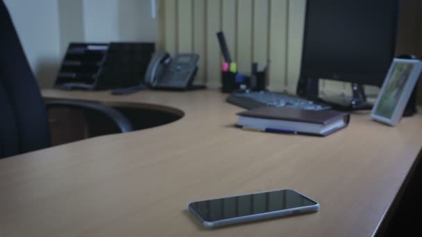 Olvidaste tu smartphone sobre la mesa en la oficina . — Vídeo de stock