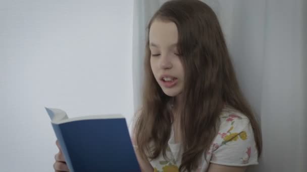 아름 다운 소녀 창으로 재미 있는 책 읽기. — 비디오