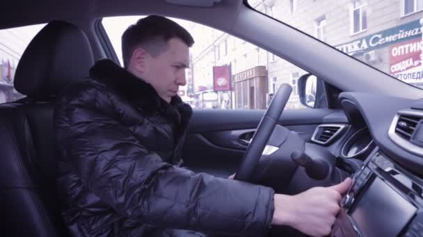 Bilen startar inte. Man i hast och upprörd. — Stockvideo