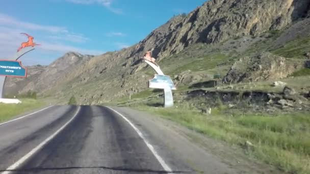 Путешествие на автомобиле по Чуйскому тракту в горах Алтая . — стоковое видео