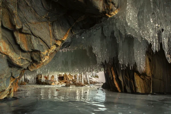 Grotta di pietra multicolore con ghiaccioli . — Foto Stock