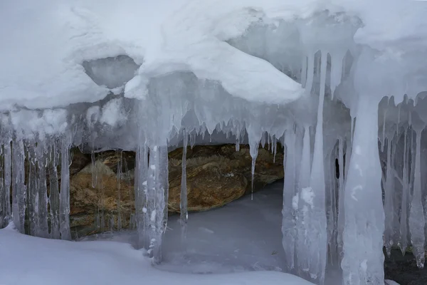 Τεράστια icicles σε ένα βράχο. — Φωτογραφία Αρχείου