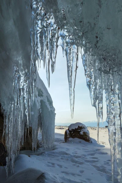 Eisvorhang aus Eiszapfen. — Stockfoto