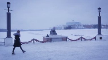 Eğer geç, bir adam kıza gül verir. O öfkeyle fırlatır.