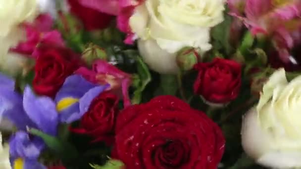 Hermosas rosas ramo, iris y alstroemeria girando rápidamente . — Vídeo de stock