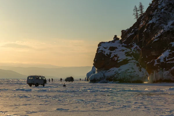 Grupp av turister på isen nära ön Lohmaty. — Stockfoto