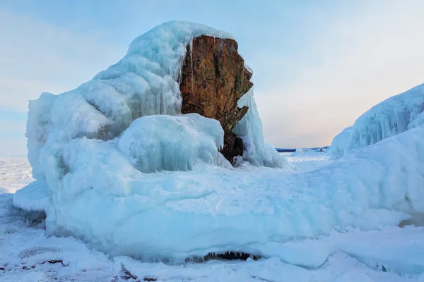 Jeges hullámai, a Bajkál-tó strand közelében Turtle Rock. — Stock Fotó