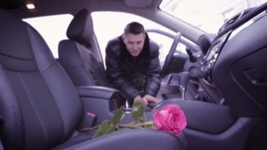 Adam pembe bir gül kadar arabadan alır..