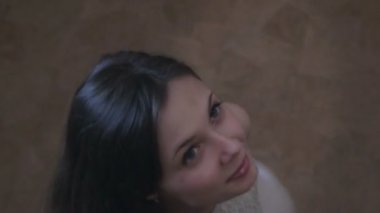 Güzel kız iplik. Mutlu ve gülümseyen kız.