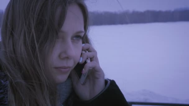 Menina congelada chamando smartphones. O tipo está atrasado para sair. . — Vídeo de Stock