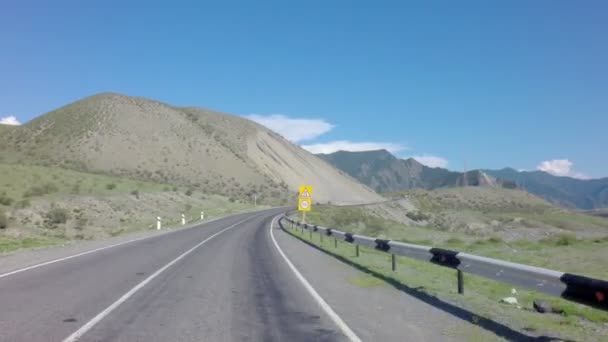 Voyagez en voiture sur le Chuysky Trakt dans les montagnes de l'Altaï . — Video