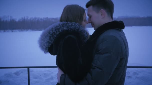 Αγαπώντας το ζευγάρι φιλιά στην οδό το χειμώνα. — Αρχείο Βίντεο