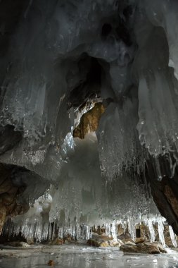Buz sarkıtları ile çok renkli taş mağara.
