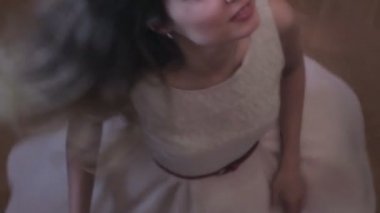 Güzel kız iplik. Mutlu ve gülümseyen kız.