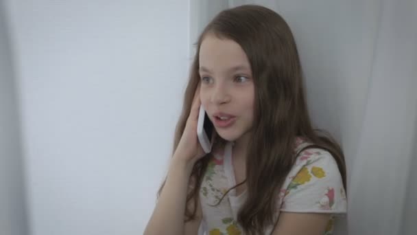 Mooi meisje emotionele praten op smartphone en lachen — Stockvideo