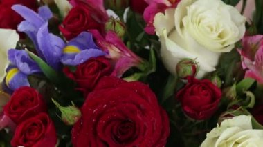 Güzel buket gül, Iris ve alstroemeria döner.