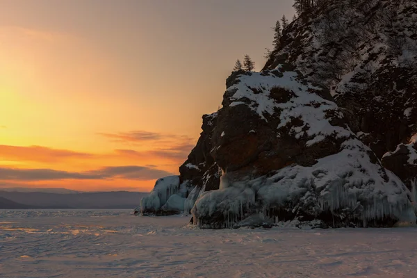 El amanecer y la roca cerca de la isla Lohmaty . —  Fotos de Stock