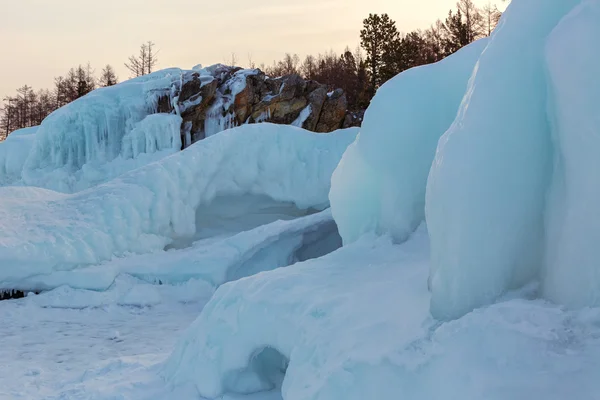 Olas heladas en la playa del lago Baikal cerca de Turtle Rock . —  Fotos de Stock