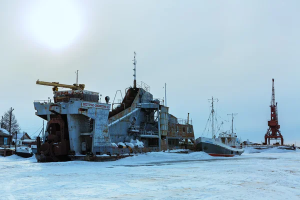 Pier op de oever van het Baikalmeer in winteravond. — Stockfoto