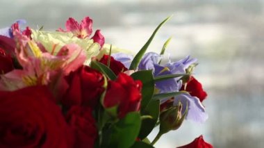 Güzel buket gül, Iris ve alstroemeria döner.