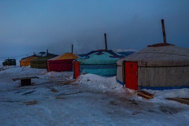 Yurts balıkçılar Baykal Gölü buz üzerinde için mevsimlik Köyü.