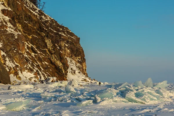 Klumpar av blå is på snön. — Stockfoto