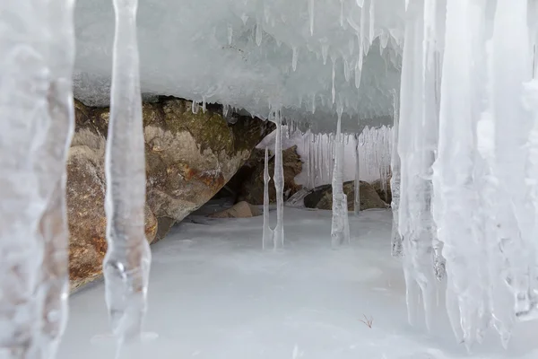 Τεράστια icicles σε ένα βράχο. — Φωτογραφία Αρχείου