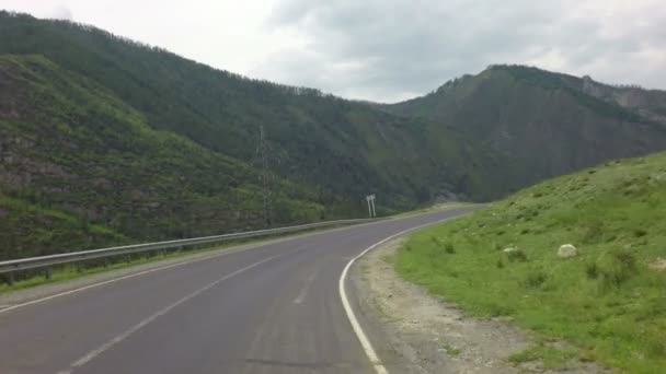 Fahrt auf dem Chuysky Trakt im Altai. — Stockvideo