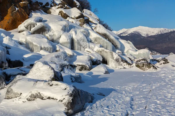 D'énormes glaçons sur les rochers . — Photo