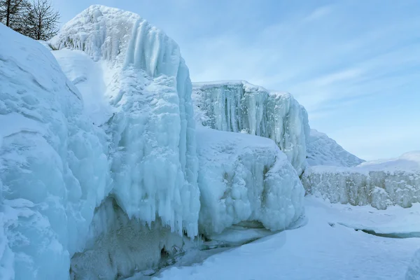 Ледяные волны на пляже озера Байкал возле Черепашьей скалы . — стоковое фото