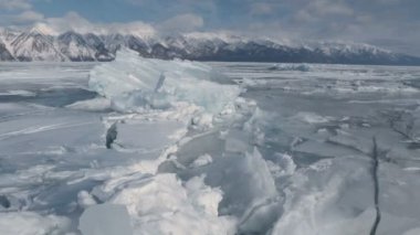 Kutsal burnu Yarımadası büyük buz bloklarını çatlamak.