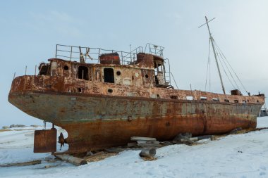 Baykal Gölü kıyısındaki eski paslı gemi..