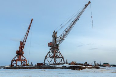 Gemi kargo Vinçler Gölü kıyısındaki Baykal kışın üzerinde.