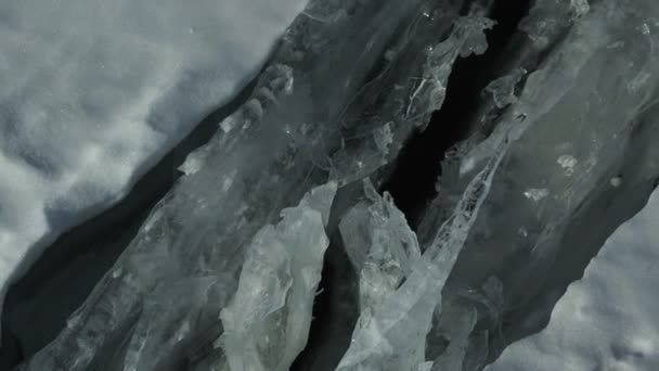 Grote scheuren op het oppervlak van het ijs. — Stockvideo