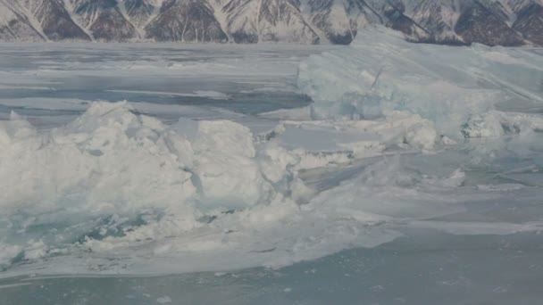 Grandes bloques de grietas de hielo cerca de la península de Holy Nose . — Vídeo de stock