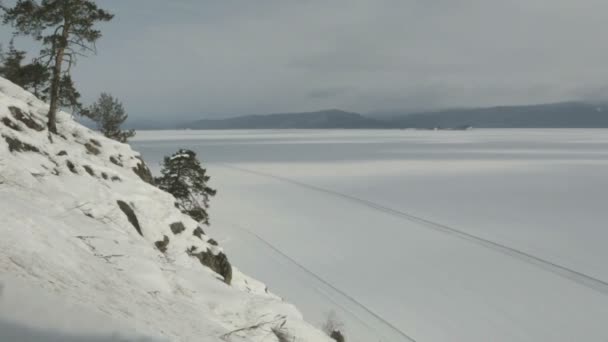 Sombra de las nubes flotando en el hielo cubierto de nieve. Tiempo de caducidad . — Vídeos de Stock