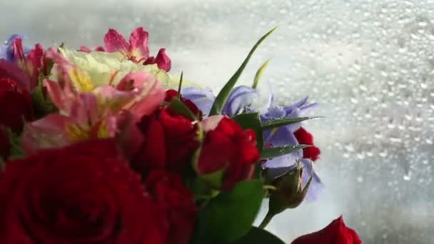 Красиві букетні троянди, іриси і альстромерії обертаються . — стокове відео