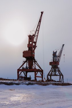 Gemi kargo Vinçler Gölü kıyısındaki Baykal batımında kışın üzerinde.