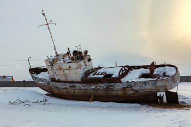 Baykal Gölü kıyısındaki eski paslı gemi..