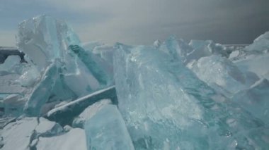 Kar üzerinde blue Ice kümeleri.