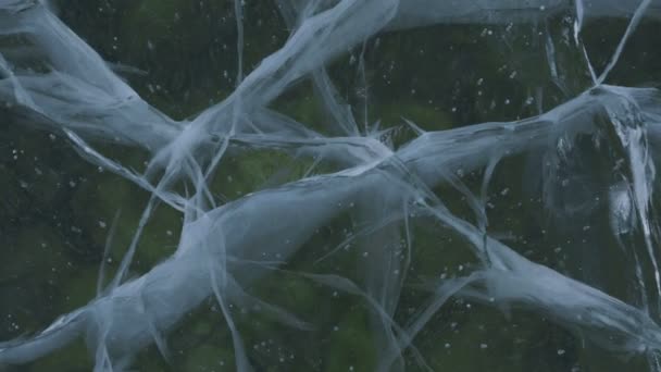 Praskliny v transparentní ledu. — Stock video