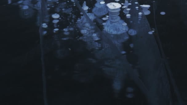 凍った泡と透明な氷の亀裂. — ストック動画